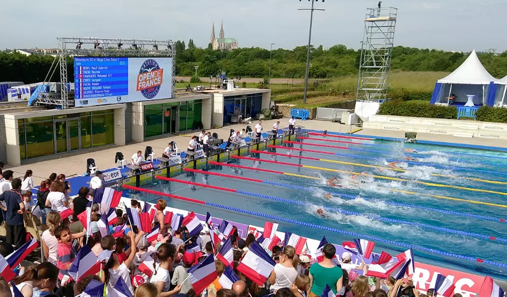 évènement sportif de natation avec mur LED