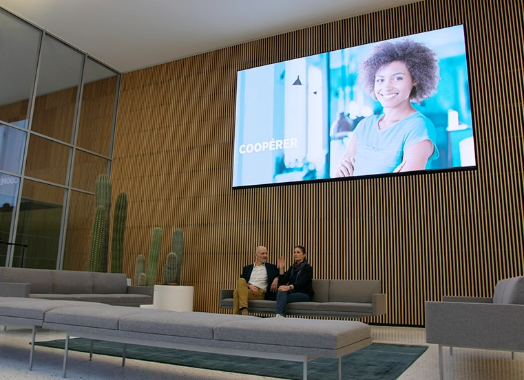affichage dynamique sur mur LED à l'accueil d'une entreprise