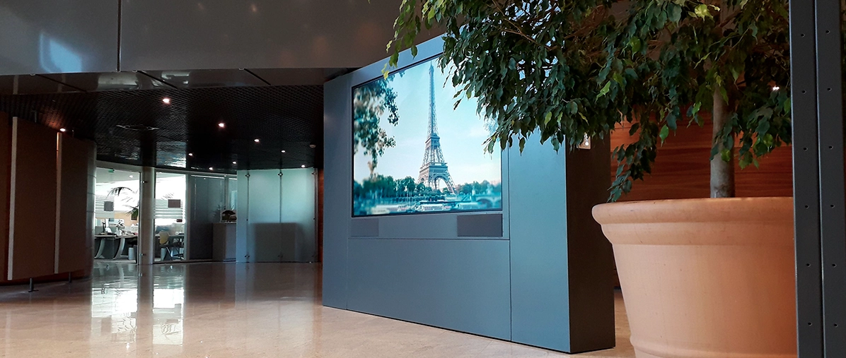 moniteur d'affichage dynamique à l'entrée d'une entreprise à Paris