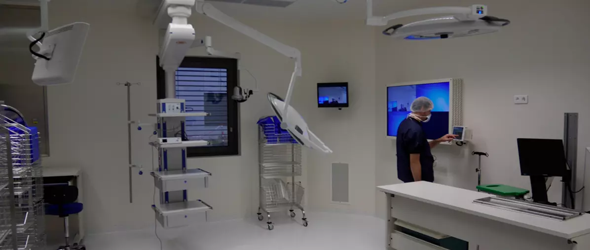 équipement audiovisuel de bloc opératoire avec chirurgien