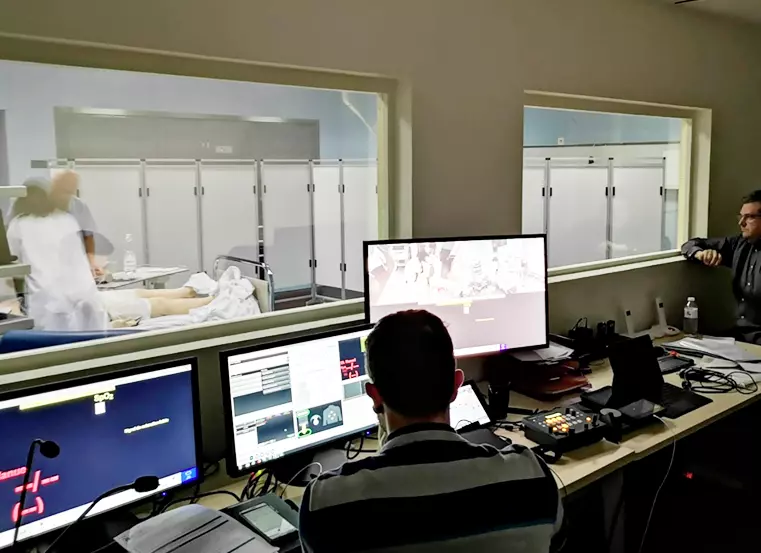 équipement audiovisuel dans salle de simulation hospitalière