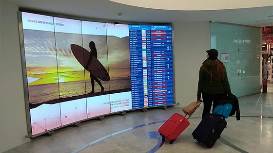 affichage dynamique avec horaires de vol à l'aéroport