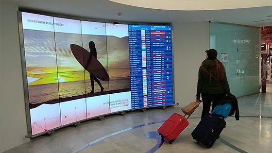 espace d'accueil du public dans un aéroport