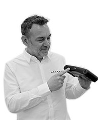 Photo portrait Patrice Douet avec objet lecteur