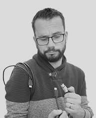 Photo portrait Guillaume Bonnefous avec câble XLR et USB