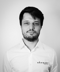 Photo portrait Pierre Vila avec télécommande